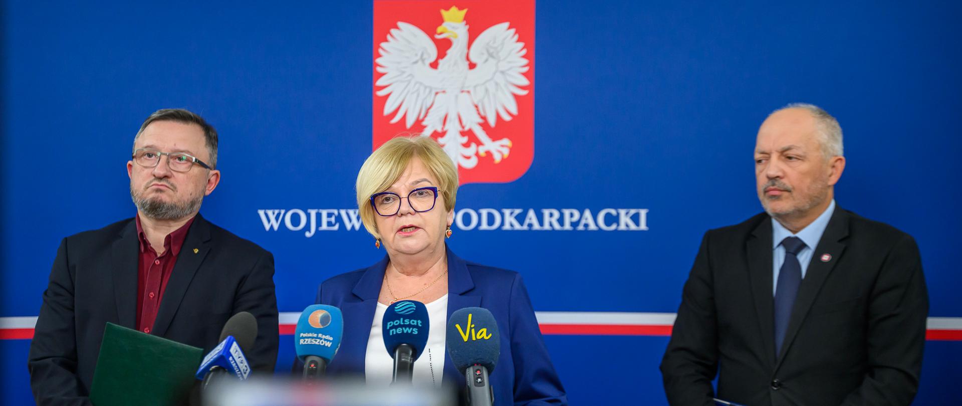 Zdjęcie przedstawia wojewodę podkarpackiego Teresę Kubas-Hul oraz inspektorów wojewódzkich - sanitarnego i weterynarii podczas konferencji prasowej 