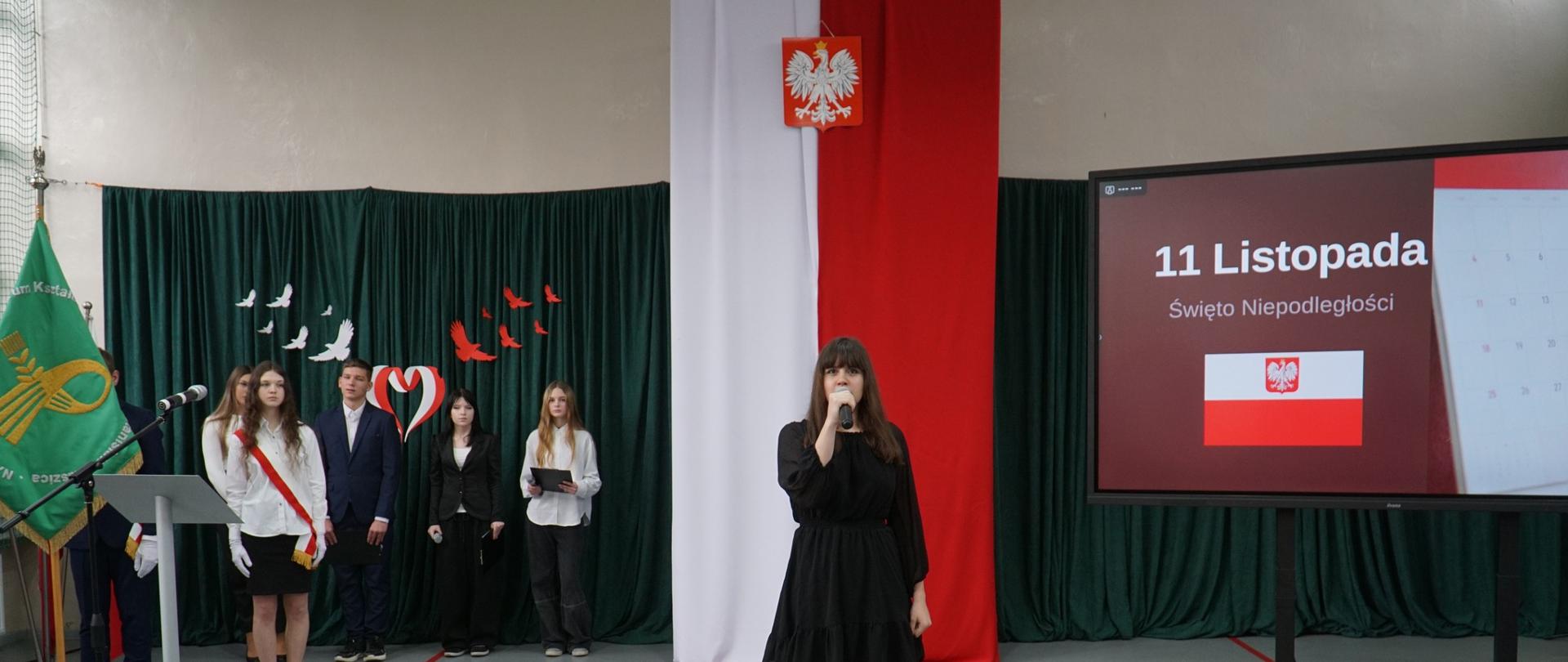 Magdalena Karwatowska z kl. 5 HT podczas wykonywania "Roty"