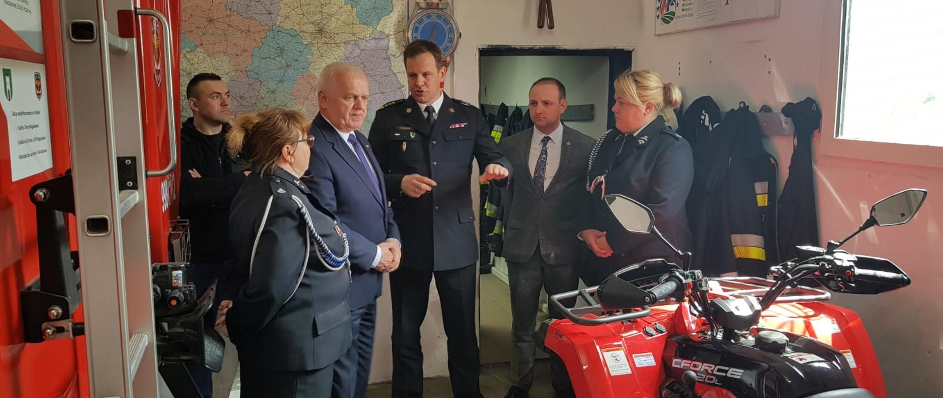 Zdjęcie przedstawia wojewodę lubuskiego oraz lubuskiego komendanta wojewódzkiego PSP podczas wizyty w OSP Niegosławice. 