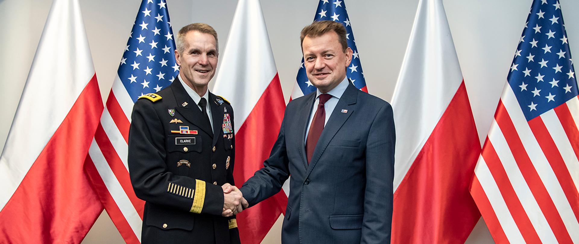 Przywitanie generała Clarke'a przez ministra Błaszczaka