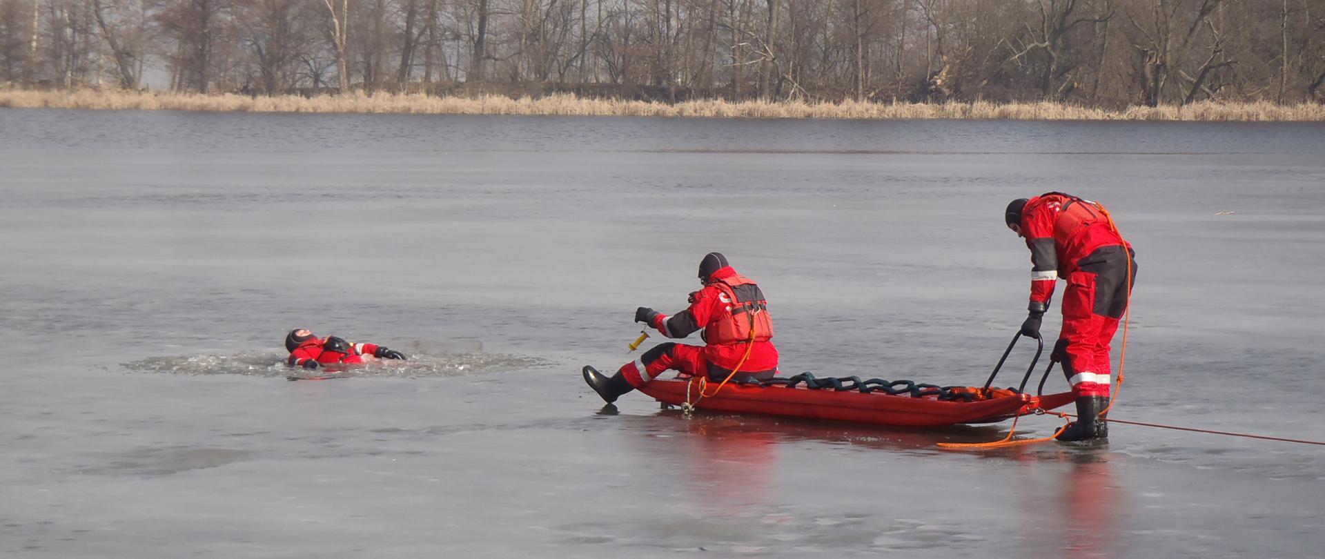 Strażacy ewakuują osobę pod którą zarwał się kruchy lód