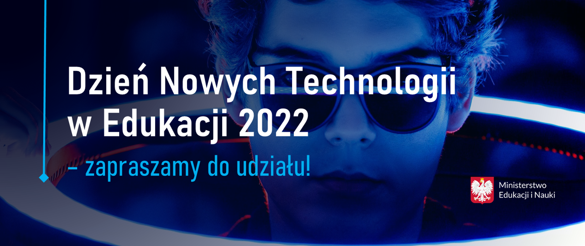 Grafika - na niebieskim tle napis Dzień Nowych Technologii w Edukacji 2022 – zapraszamy do udziału! W tle grafiki głowa chłopaka w okularach przeciwsłonecznych.
