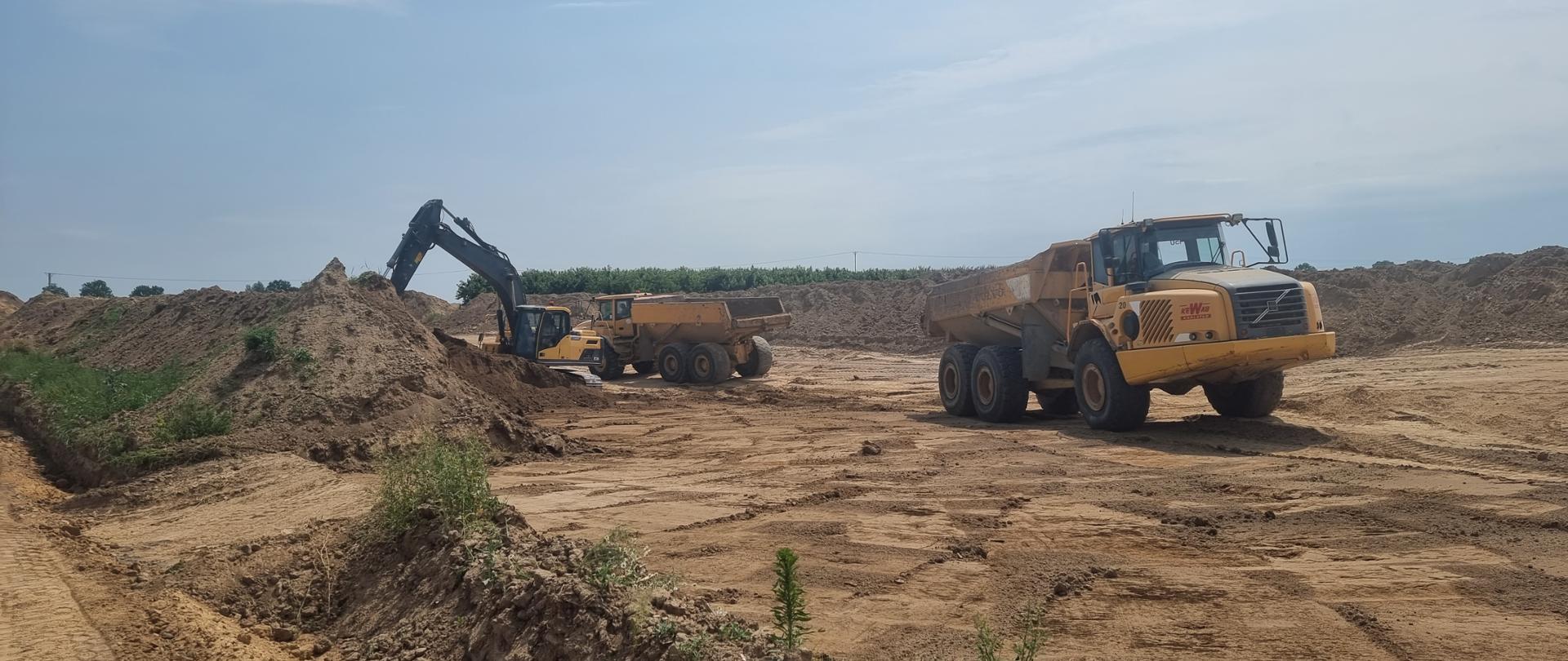 Łącznik północny DK74 do obwodnicy Opatowa - roboty ziemne - koparka i dwie wywrotki 