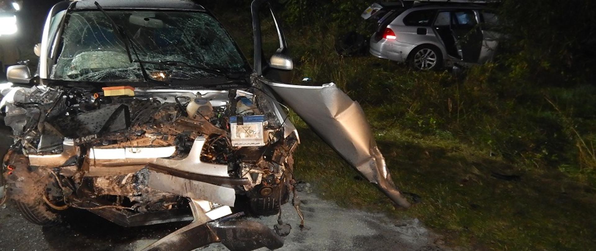 Zdjęcie przedstawia uszkodzony przód samochodu marki Volkswagen Polo po zderzeniu z samochodem osobowym marki BMW.