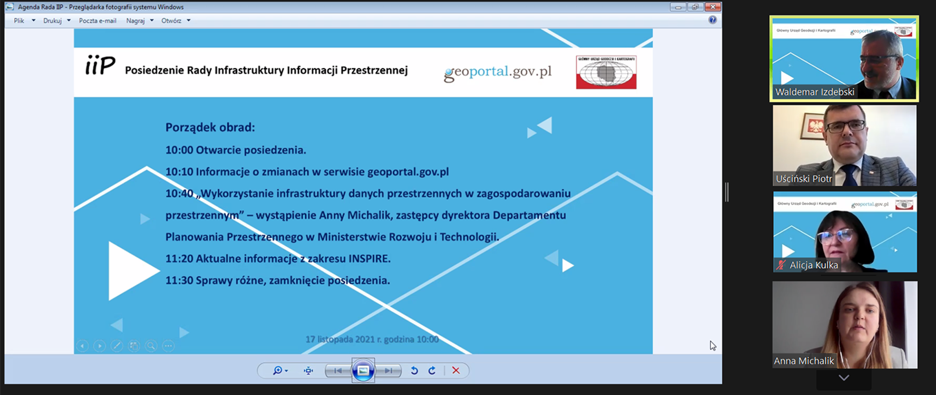 Zrzut ekranu z aplikacji ZOOM (programu do prowadzenia telekonferencji). Po lewej stronie na jasnoszarym tle agenda Posiedzenia Rady IIP.
Po prawej stronie zdjęcie Przewodniczącego Rady Infrastruktury Informacji Przestrzennej dr. hab. inż. Waldemara Izdebskiego, Sekretarza Stanu Ministerstwa Rozwoju i Technologii Piotra Uścińskiego, Zastępcy Głównego Geodety Kraju Alicji Kulki, Anny Michalik z Ministerstwa Rozwoju i Technologii.