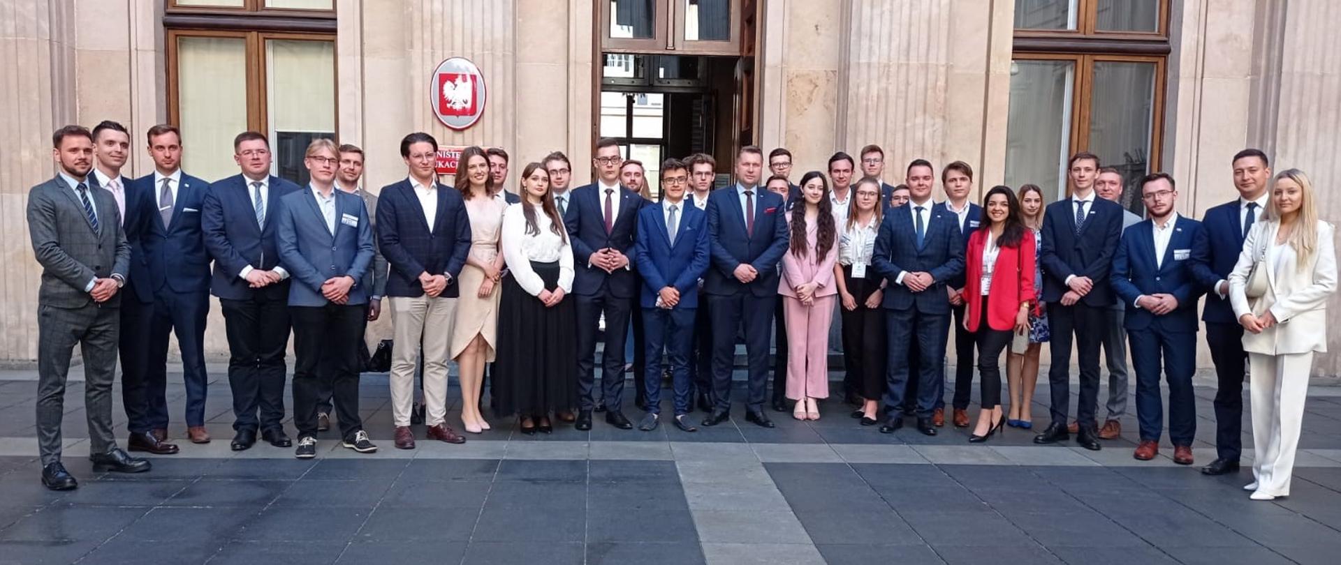 Minister Edukacji i Nauki razem z uczestnikami Forum Myśli Społecznej na dziedzińcu głównym Ministerstwa.