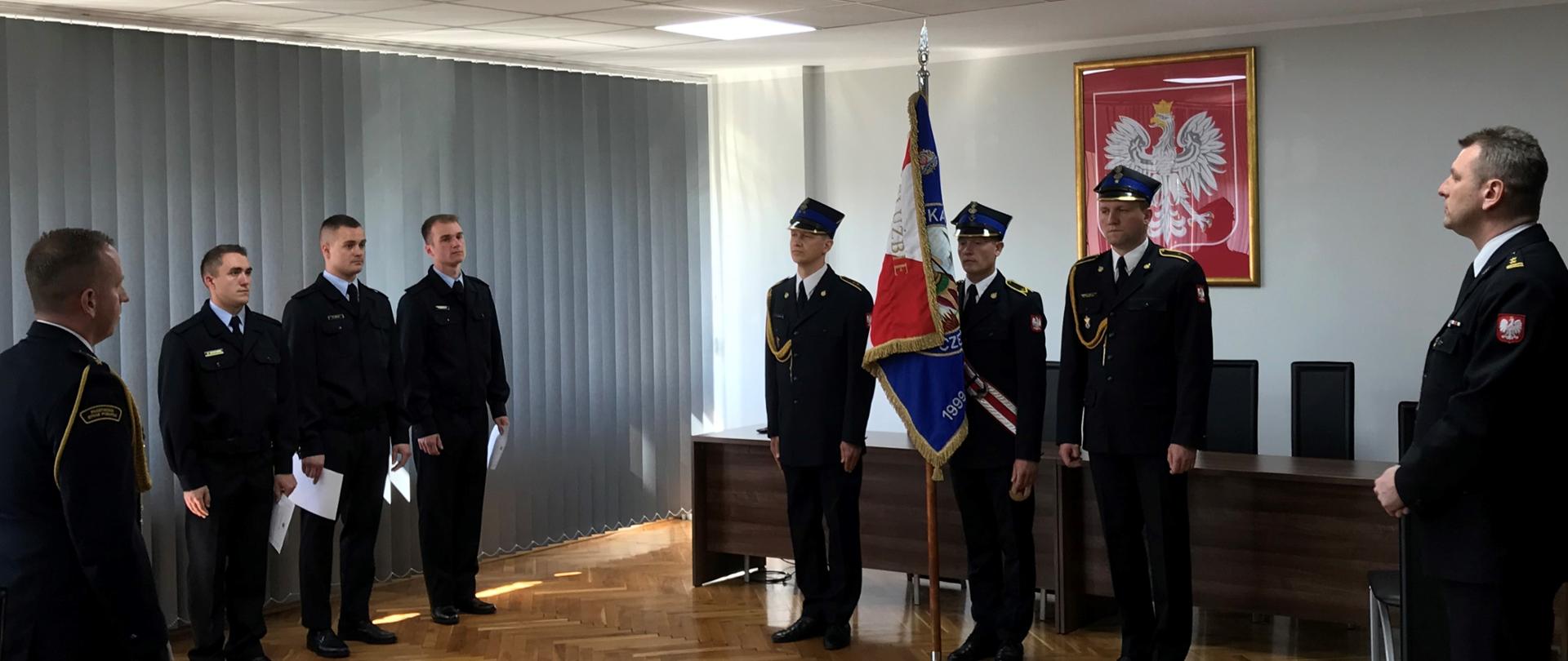 Na zdjęciu widać funkcjonariuszy Państwowej Straży Pożarnej w trakcie ślubowania. Na fotografii widać również poczet sztandarowy oraz Komendanta Miejskiego Państwowej Straży Pożarnej w Częstochowie