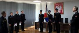 Na zdjęciu widać funkcjonariuszy Państwowej Straży Pożarnej w trakcie ślubowania. Na fotografii widać również poczet sztandarowy oraz Komendanta Miejskiego Państwowej Straży Pożarnej w Częstochowie