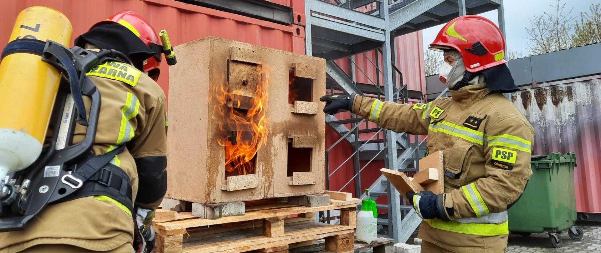 Strażak pokazuje proces spalania i zjawisku temu towarzyszące 