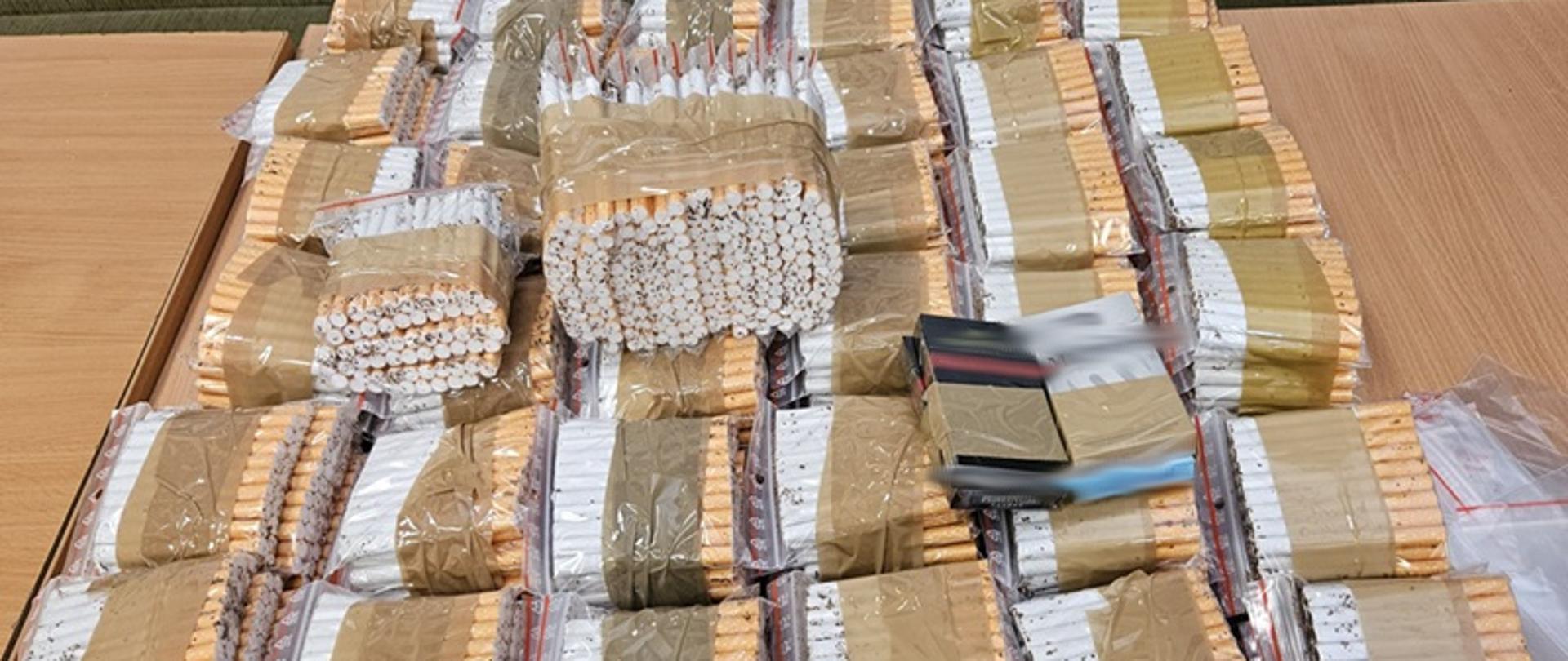 Paczki papierosów ułożone na stole.