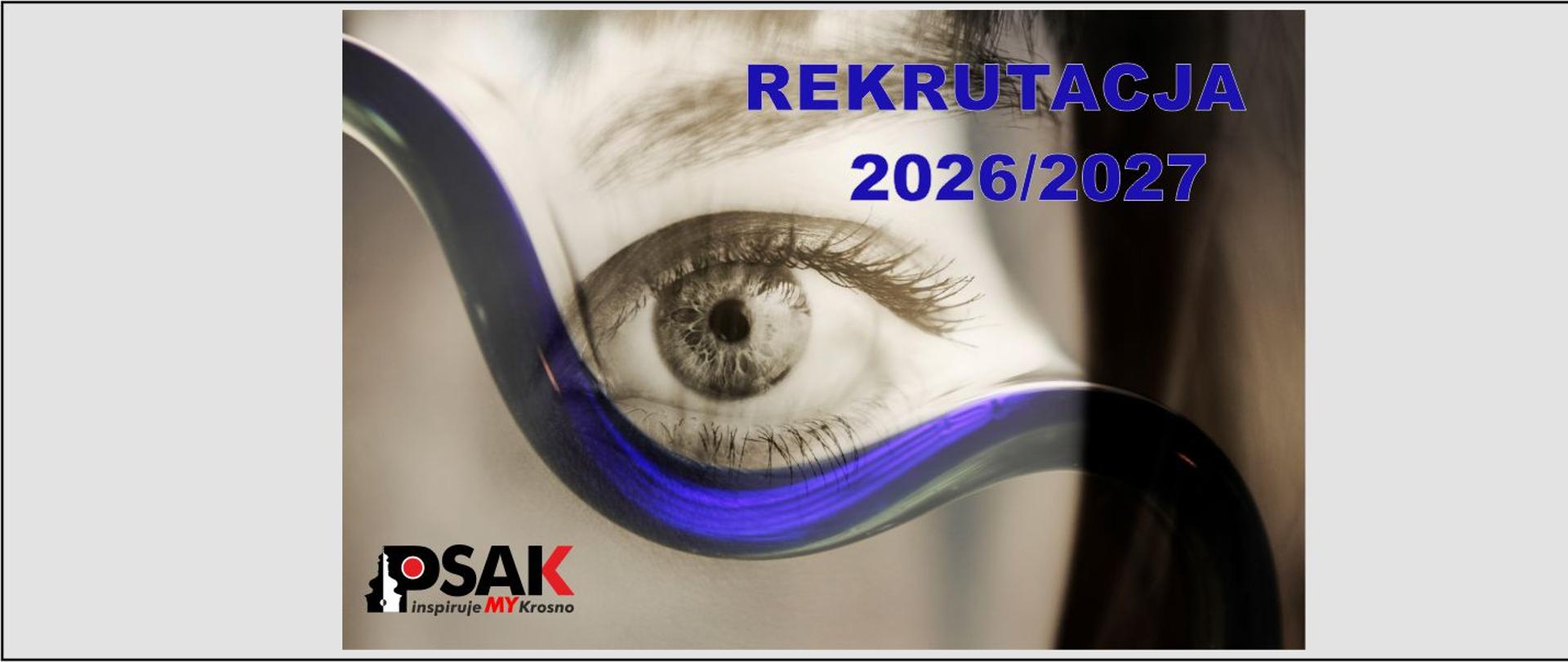 Na zdjęciu jest fragment twarzy z okiem w odcieniach szarości. Po prawej stronie u góry granatowy napis rekrutacja 2026/202. Po lewej stronie u dołu logo Studium . Przez środek zdjęcia widnieje granatowa fala. 