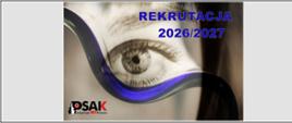 Na zdjęciu jest fragment twarzy z okiem w odcieniach szarości. Po prawej stronie u góry granatowy napis rekrutacja 2026/2027. Po lewej stronie u dołu logo Studium . Przez środek zdjęcia widnieje granatowa fala. 