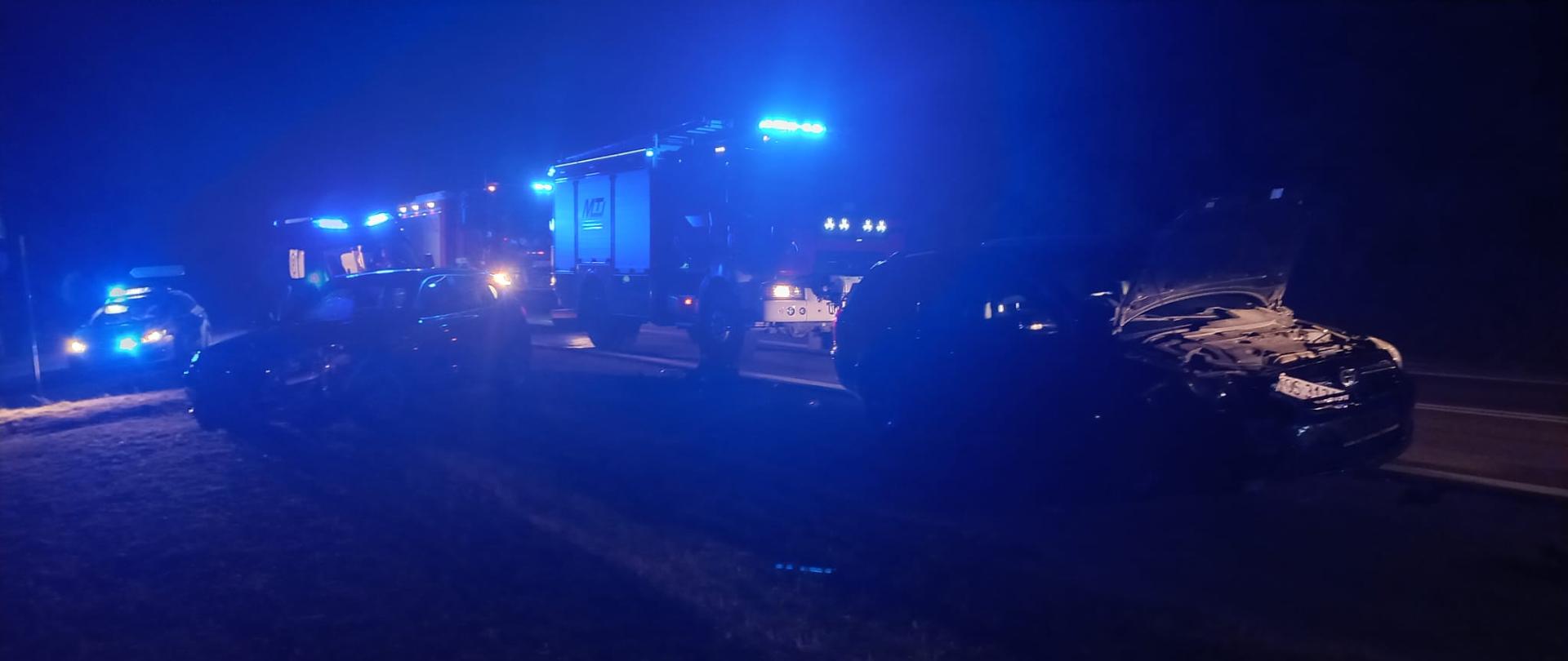 Zdjęcie przedstawia uszkodzone samochody osobowe oraz samochody służb mundurowych.