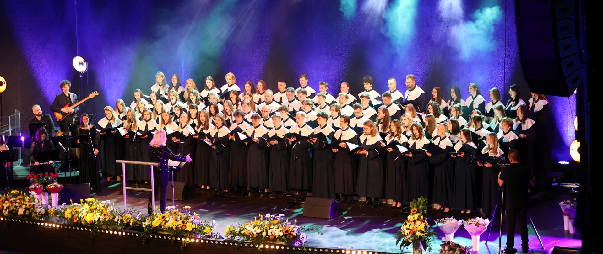 Chór Uniwersytetu Medycznego w Łodzi podczas jubileuszowego koncertu 