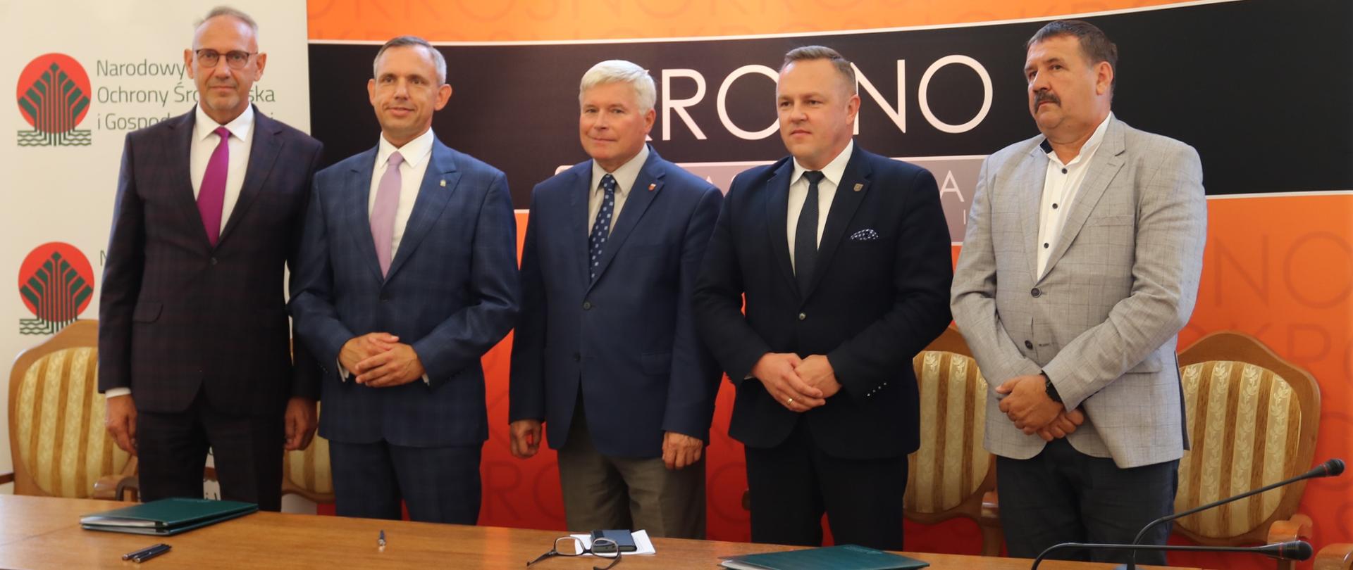 Uroczyste podpisanie umowy przez wiceprezesa NFOŚiGW Pawła Mirowskiego