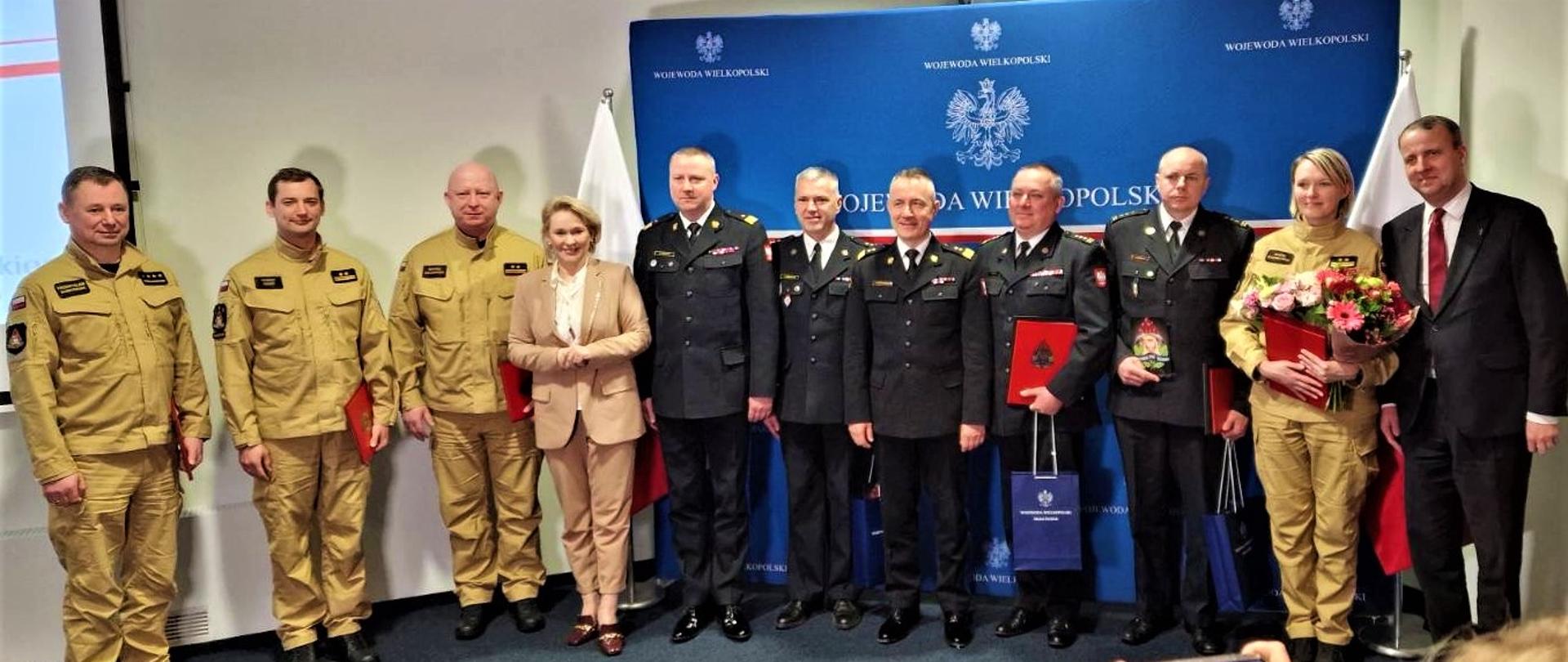 Zdjęcie grupowe z komendantem głównym PSP przedstawicieli wielkopolskich strażaków oraz władz miejscowych.