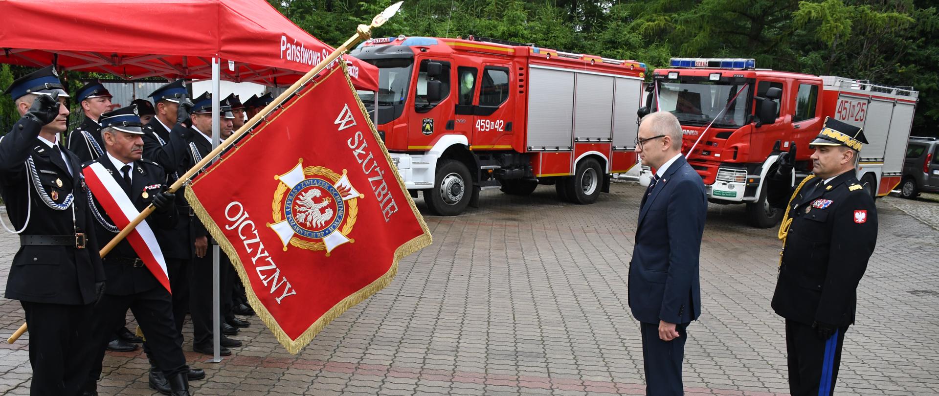 Uroczyste przekazanie pojazdu pożarniczego do OSP w Grabowie z udziałem Wiceministra Spraw Wewnętrznych i Administracji