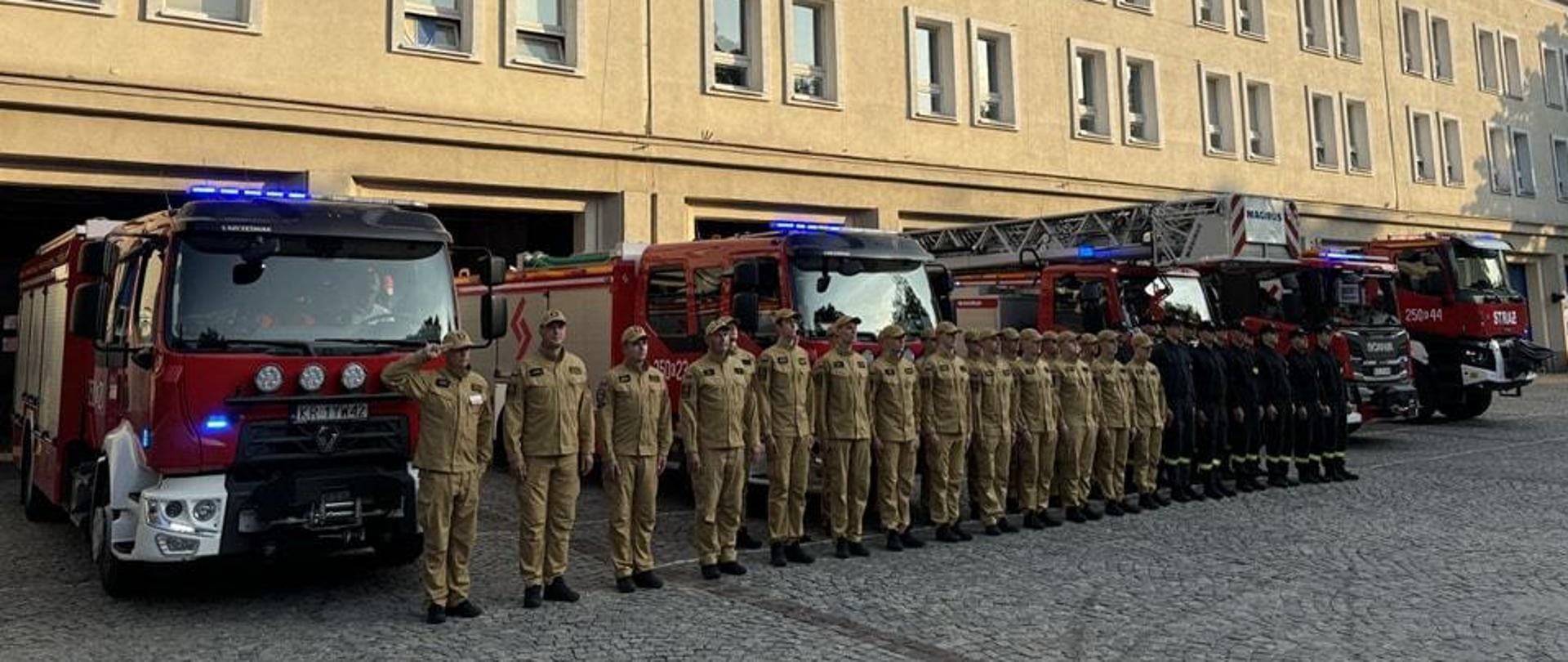 Hołd pamięci po pożarze w Poznaniu, przed Jednostką SA PSP ustawione samochody i strażacy w hołdzie dla poległych strażaków