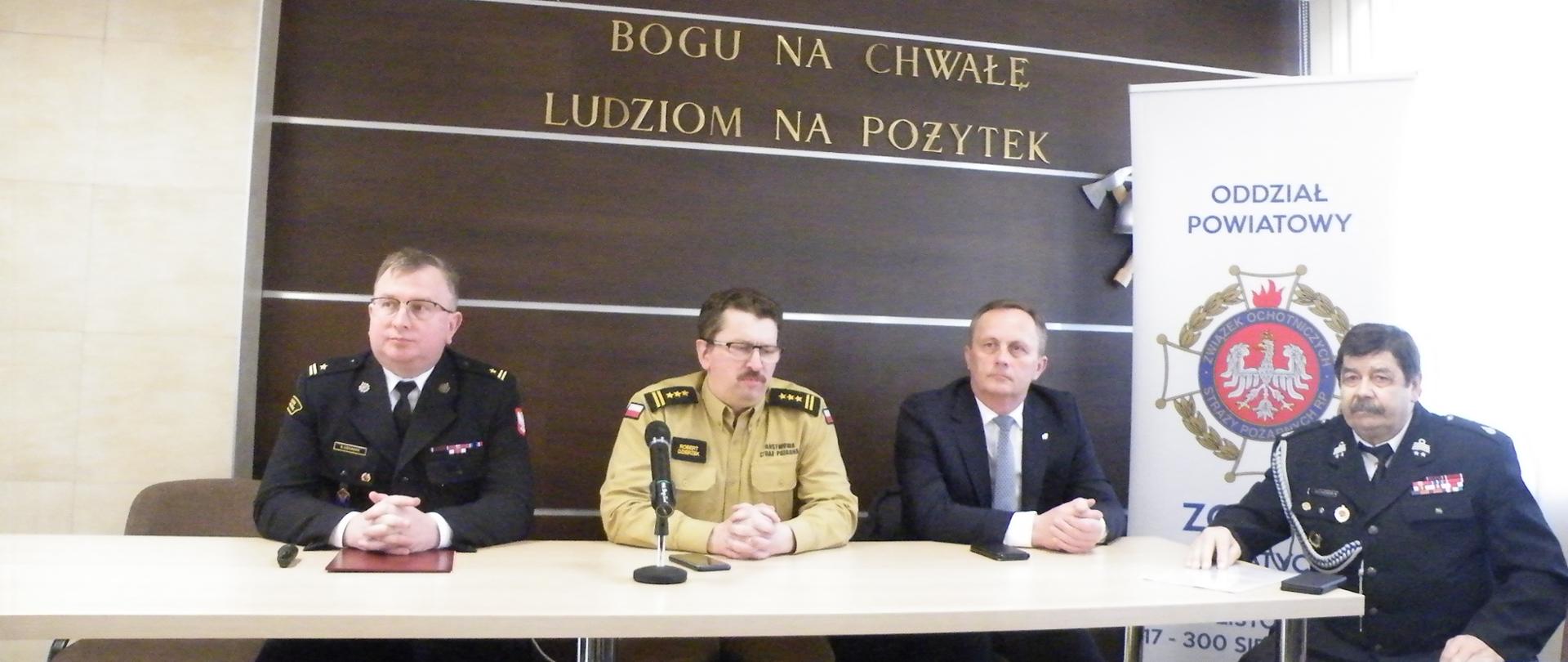 Na zdjęciu widoczny jest Zastępca Podlaskiego Komendanta PSP, Komendant Powiatowy PSP w Siemiatyczach oraz Starosta Siemiatycki
