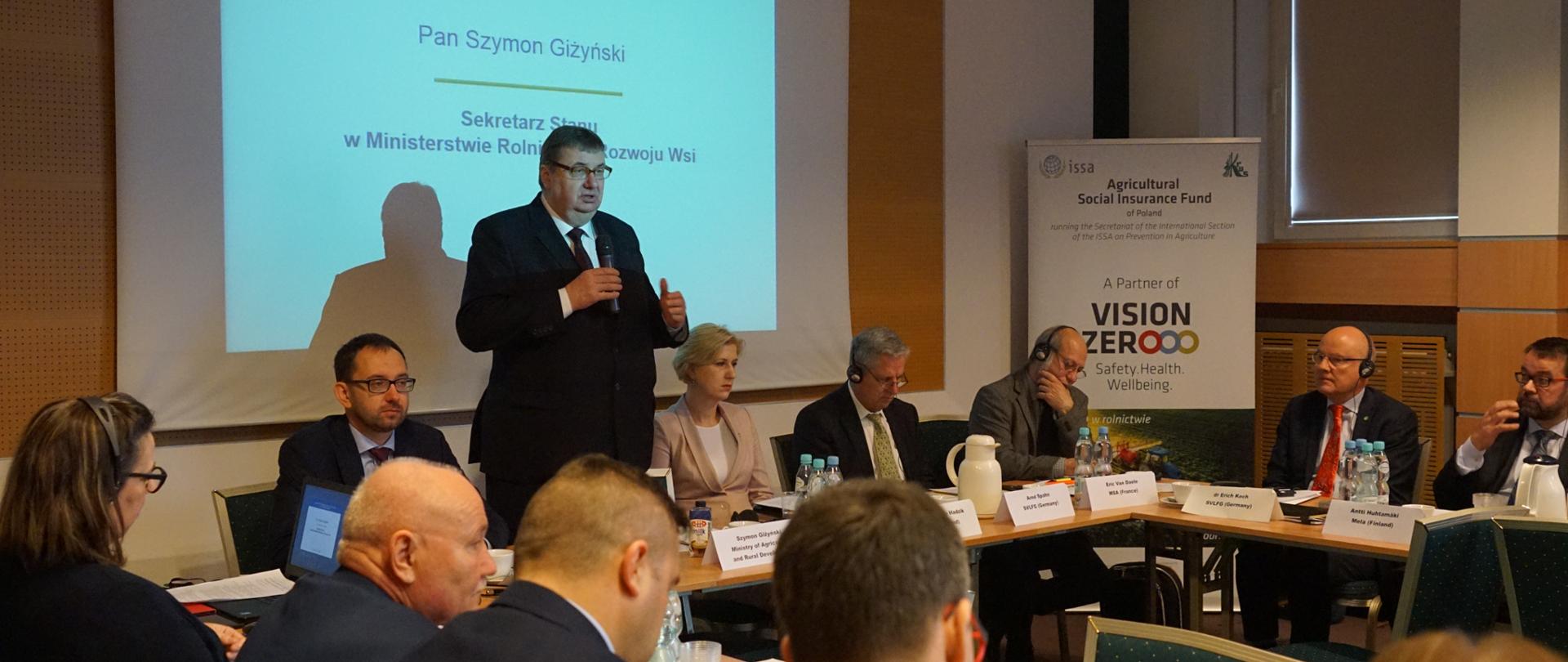 Sekretarz stanu Szymon Giżyński podczas wystąpienia