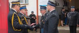 zdjęcie przedstawia strażaków w trakcie przekazania uroczystej decyzji 
