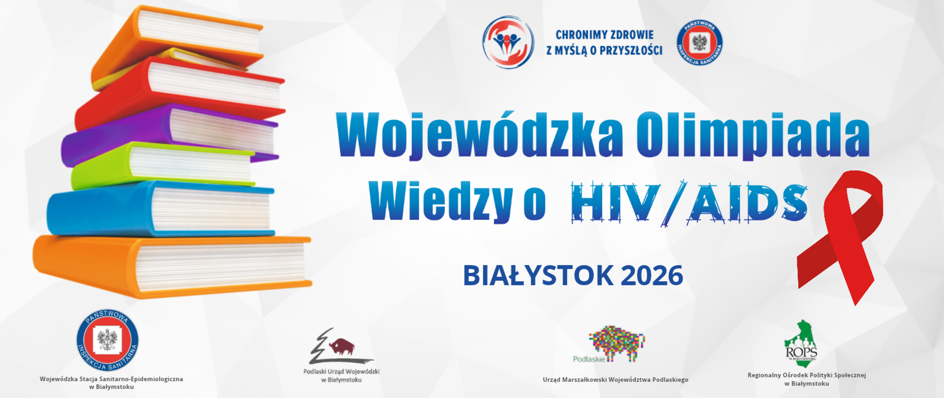 Po lewej stronie znajduje się wysoki stos sześciu kolorowych książek ułożonych jedna na drugiej. W centralnej części umieszczono duży niebieski napis „Wojewódzka Olimpiada Wiedzy o HIV/AIDS”, a poniżej napis „BIAŁYSTOK 2026”. Po prawej stronie widoczna jest czerwona wstążka, międzynarodowy symbol solidarności z osobami żyjącymi z HIV i działań na rzecz profilaktyki AIDS. U góry znajdują się logotypy Państwowej Inspekcji Sanitarnej oraz hasło „Chronimy zdrowie z myślą o przyszłości”. W dolnej części umieszczono logotypy organizatorów i partnerów: Wojewódzkiej Stacji Sanitarno-Epidemiologicznej w Białymstoku, Podlaskiego Urzędu Wojewódzkiego, Urzędu Marszałkowskiego Województwa Podlaskiego oraz Regionalnego Ośrodka Polityki Społecznej w Białymstoku