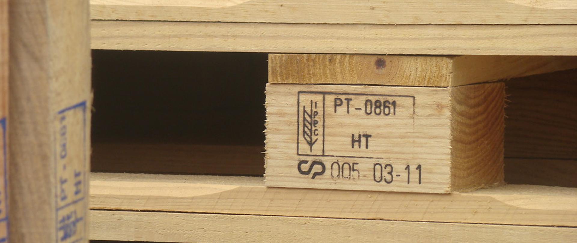 Przykładowe oznakowanie palety zgodne ze standardem ISPM 15.