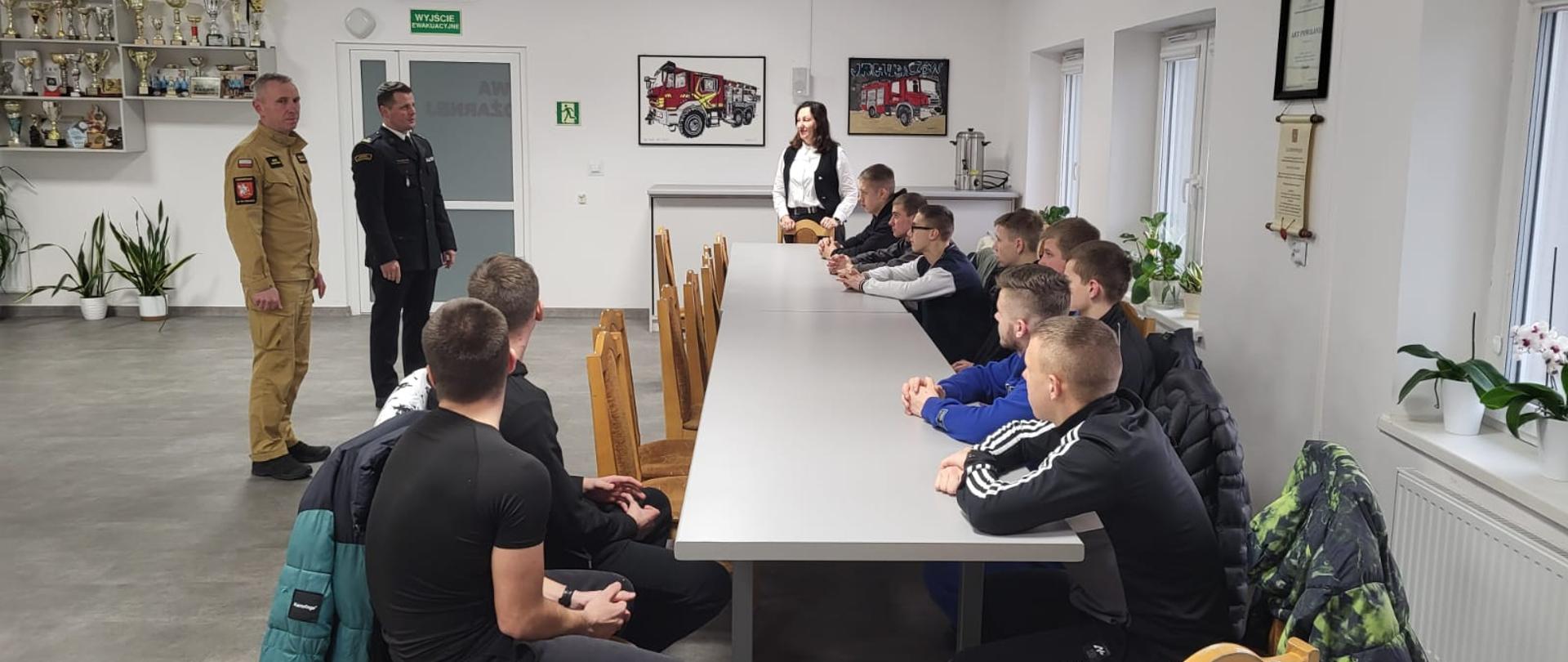 wychowankowie Młodzieżowego Ośrodka Wychowawczego wzięli udział w specjalistycznych warsztatach przygotowanych przez funkcjonariuszy Komendy Powiatowej Państwowej Straży Pożarnej w Lubaczowie
