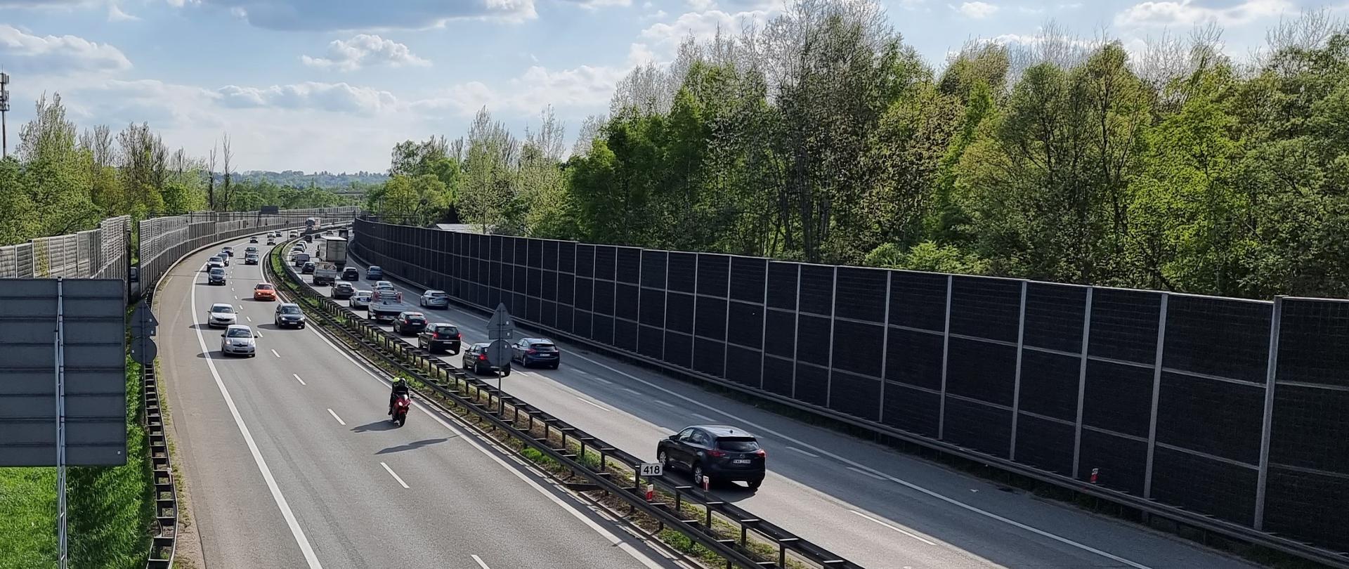 widok na autostradę, panuje duży ruch pojazdów