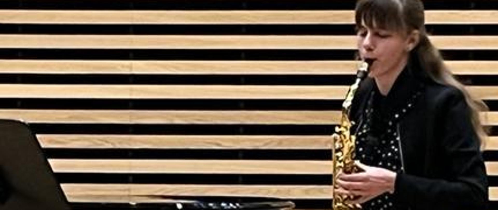 Uczennica grająca na saksofonie w sali koncertowej PSM w Jastrzębiu-Zdroju