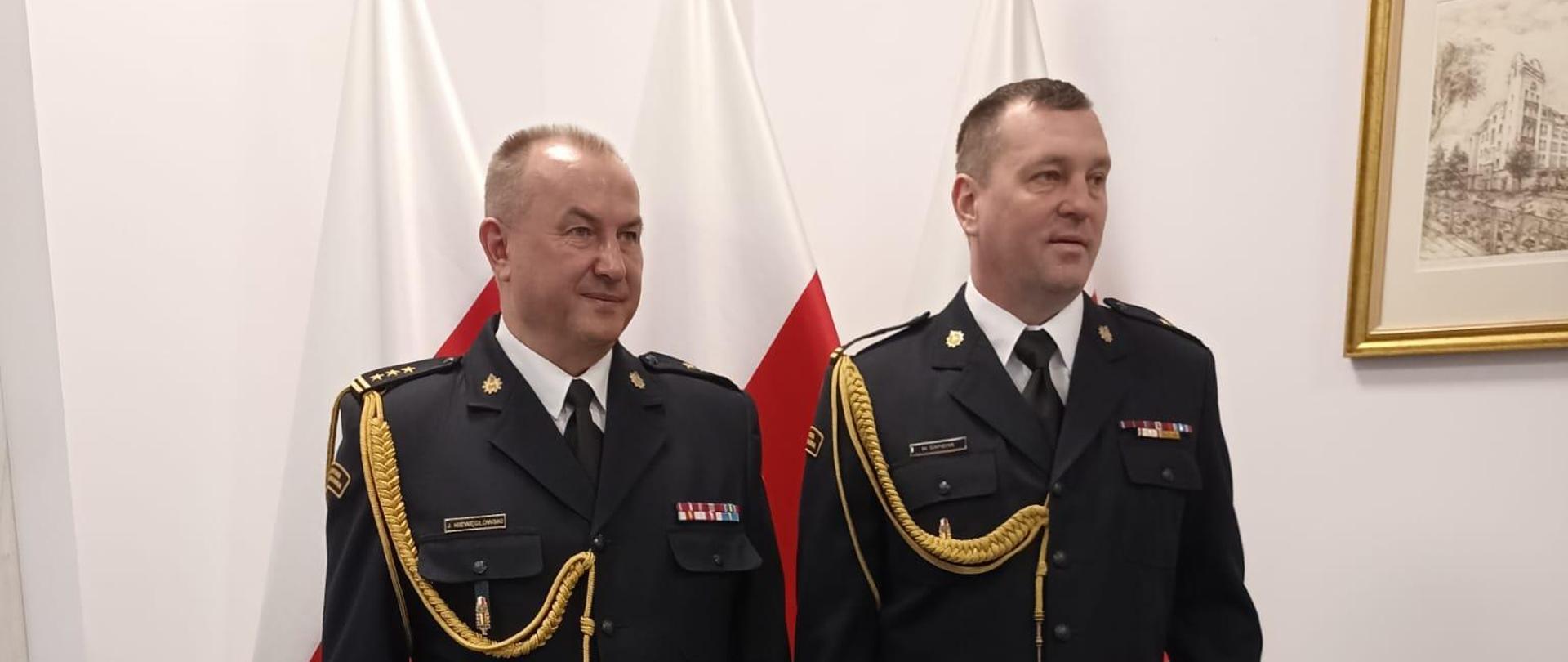 bryg. Maciej Sapieha otrzymuje powołanie na stałe na stanowisko zastępcy komendanta miejskiego PSP w Gdańsku od pomorskiego komendanta wojewódzkiego. W tle flagi Polski.