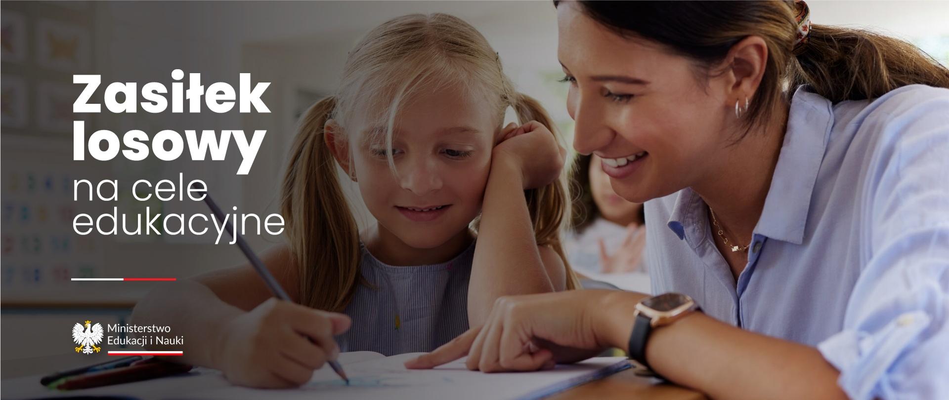 Mała dziewczynka i kobieta pochylają się nad zeszytem, obok napis Zasiłek losowy na cele edukacyjne.