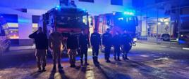Strażacy oddający hołd zmarłym policjantom.