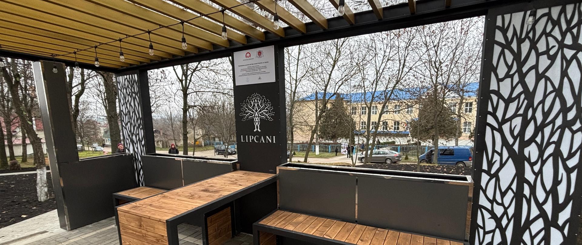 Altana w parku z logo Polska pomoc