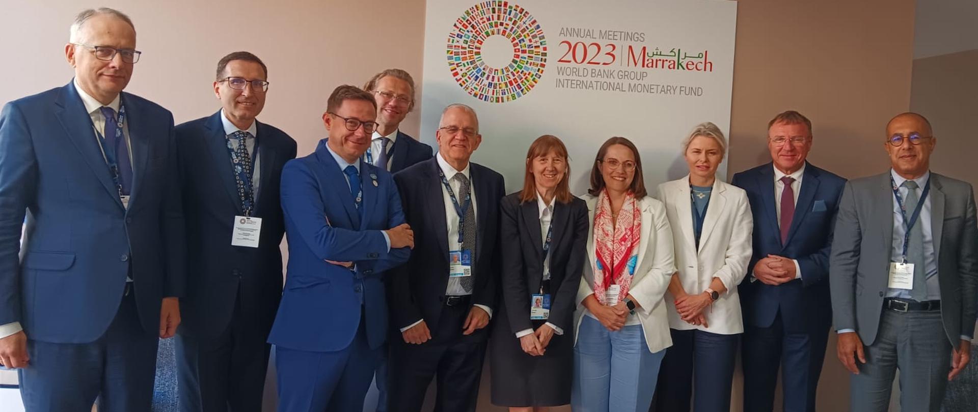 Minister finansów Magdalena Rzeczkowska z uczestnikami spotkania Międzynarodowego Funduszu Walutowego i Banku Światowego.