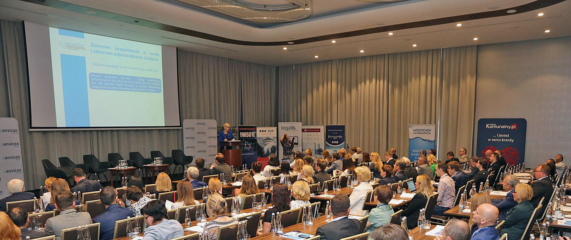 Ogólny widok na konferencję, na drugim planie przemawia minister Anna Moskwa.