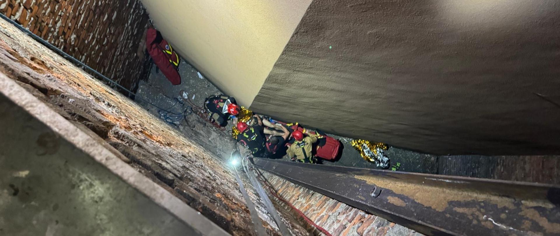 Upadek mężczyzny z wysokości trzeciego piętra w miejscowości Prudnik. Działania Specjalistycznej Grupy Ratownictwa Wysokościowego z Jednostki Ratowniczo - Gaśniczej w Głuchołazach.