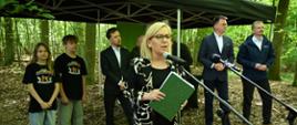 Ministra klimatu i środowiska Paulina Hennig-Kloska podczas ogłoszenia powołania setnego rezerwatu przyrody w ramach inicjatywy „100 rezerwatów na 100-lecie Lasów Państwowych”.