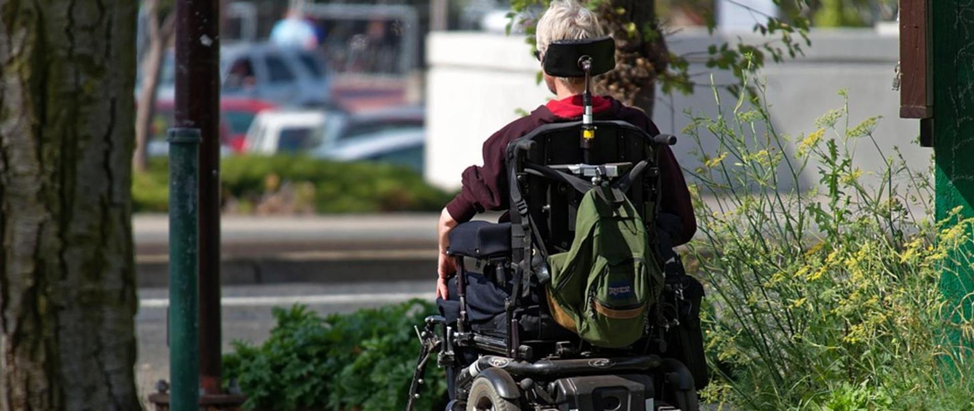 Osoba niepełnosprawna poruszająca się na wózku