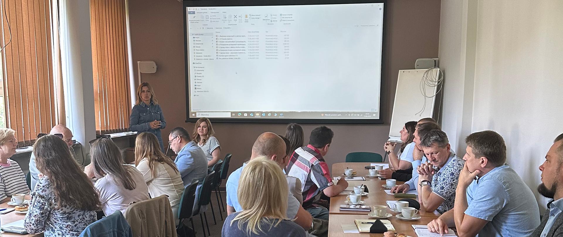 Widok sali szkoleniowej i uczestników szkolenia