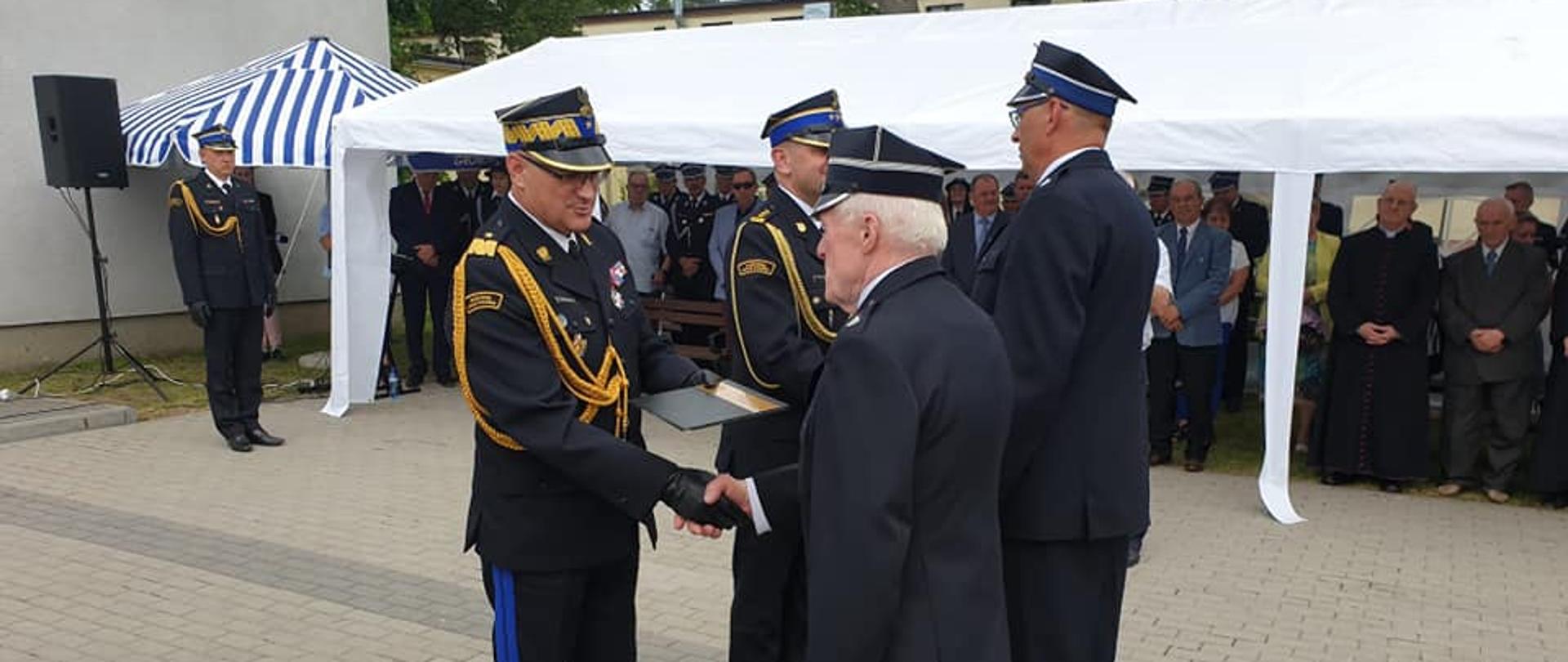 Włączenie OSP Gronowo do KSRG. Na zdjęciu widać Komendanta Wojewódzkiego PSP w Toruniu oraz Komendanta Miejskiego PSP w Toruniu wręczającego akt włączenia do KSRG.