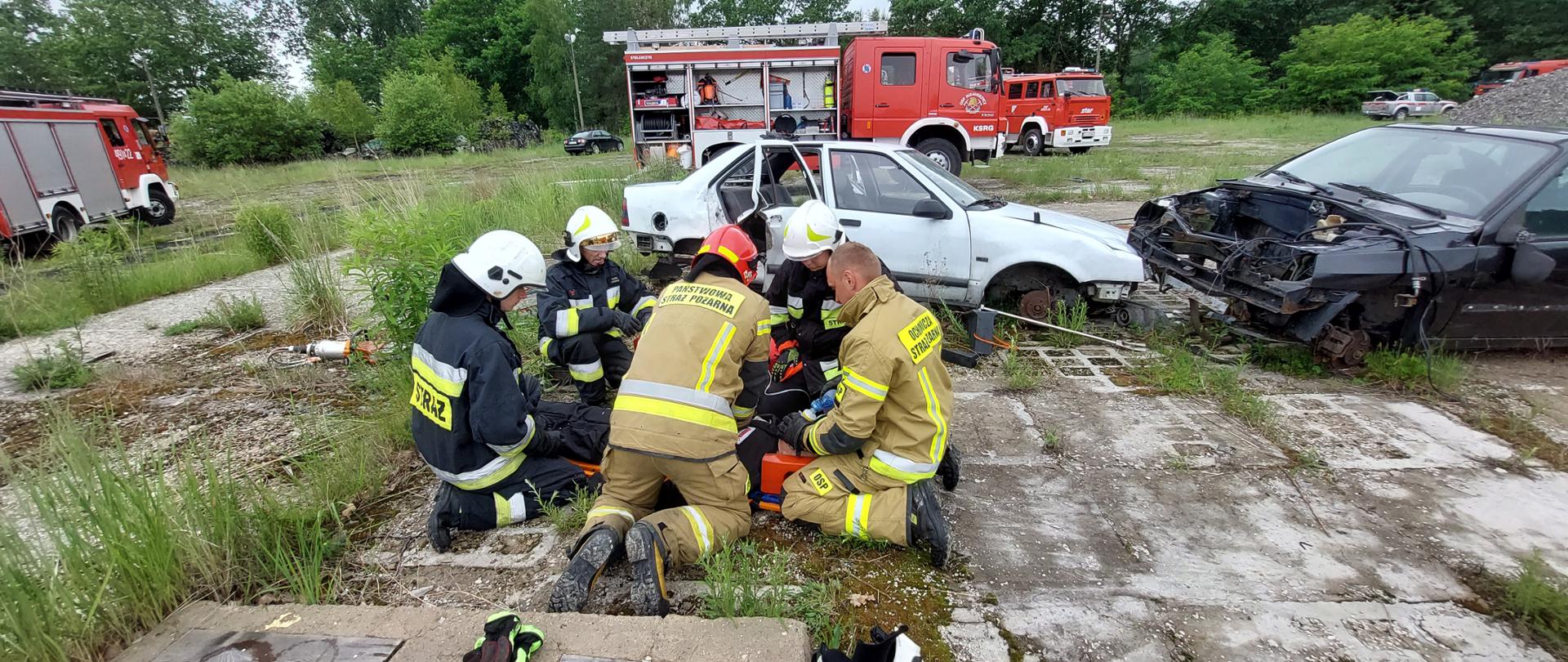 Strażacy ćwiczą udzielanie pierwszej pomocy osobie poszkodowanej w wypadku komunikacyjnym