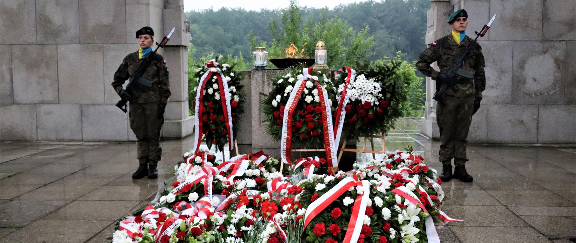 Wieńce pod pomnikiem Powstańców Śląskich
