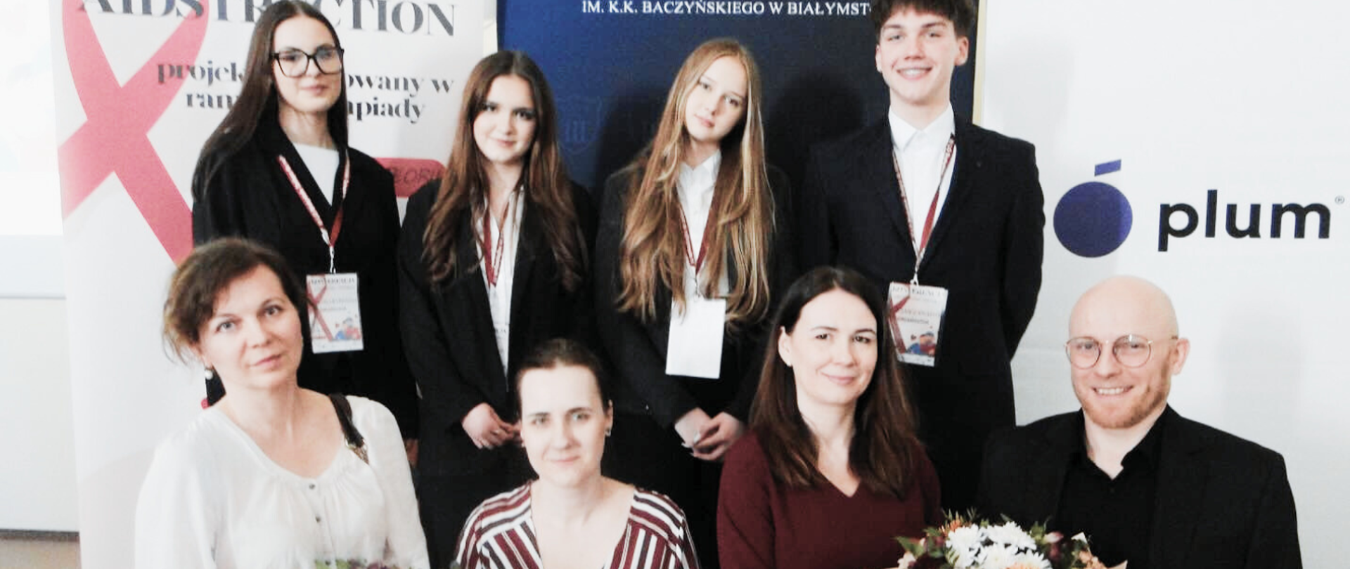 Zdjęcie przedstawia organizatorów i prelegentów konferencji 3 uczennice i 1 ucznia III LO w Białymstoku, dwie prelegentki z Uniwersytetu Medycznego w Białymstoku: dr n. med. Annę Parfieniuk-Kowerdę i dr n. med. Alicję Wandałowicz, a także mgra Kamila Mrozowicza z WSSE w Białymstoku oraz mgr Iwonę Grzesiuk ze Stowarzyszenia Faros.