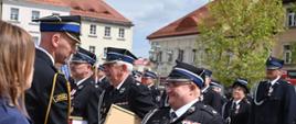 Zastępca Śląskiego Komendanta Wojewódzkiego wręcza pamiątkowe dyplomy z okazji 30-lecia KSRG