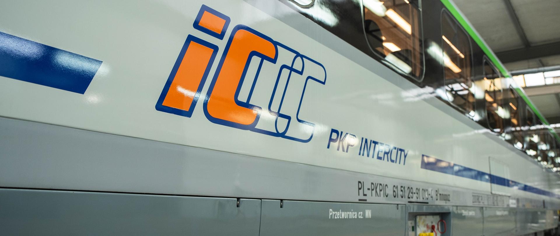 Pierwsze nowe wagony i unowocześnione lokomotywy zasilają flotę PKP Intercity 