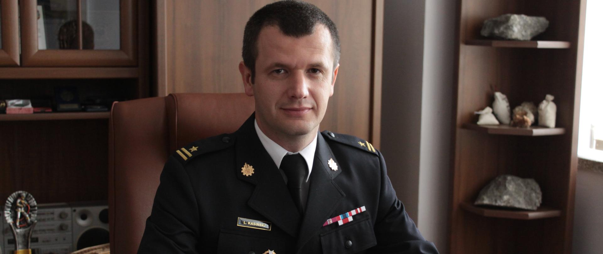 Na zdjęciu mł. bryg. Leszek Kasiński w mundurze wyjściowym.