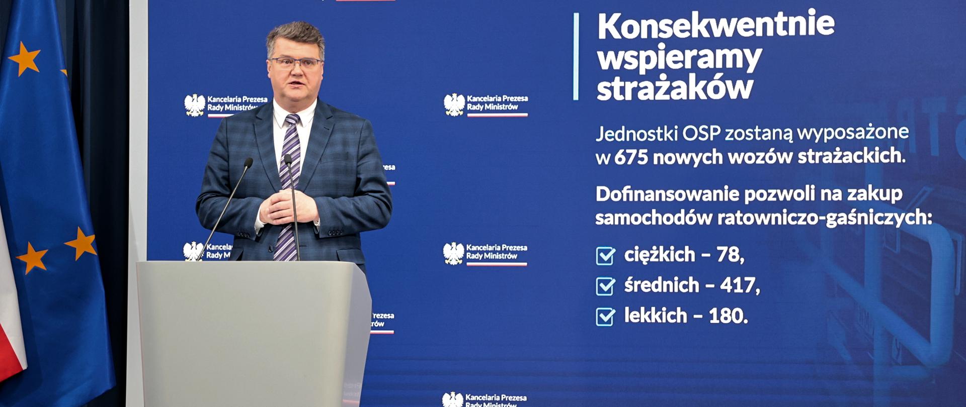 Wiceminister MSWiA Maciej Wąsik w trakcie ogłaszania programu wsparcia na zakup samochodów dla OSP