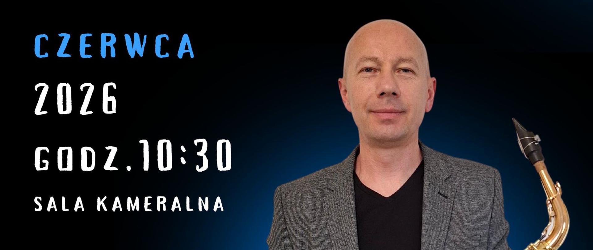 Na czarnym tle zdjęcie prowadzącego warsztaty saksofonowe. Od góry napis: Warsztaty saksofonowe. Po lewej stronie zdjęcia napis: prowadzenie: Jacek Szott, logo szkoły oraz adres internetowy: www.gov.pl/psmlubaczow, po stronie prawej grafiki napis: data 19 czerwca 2026, godzina 10:30. Sala Kameralna.