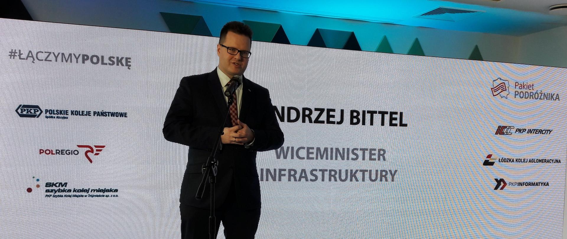 Wiceminister Andrzej Bittel podczas konferencji prasowej